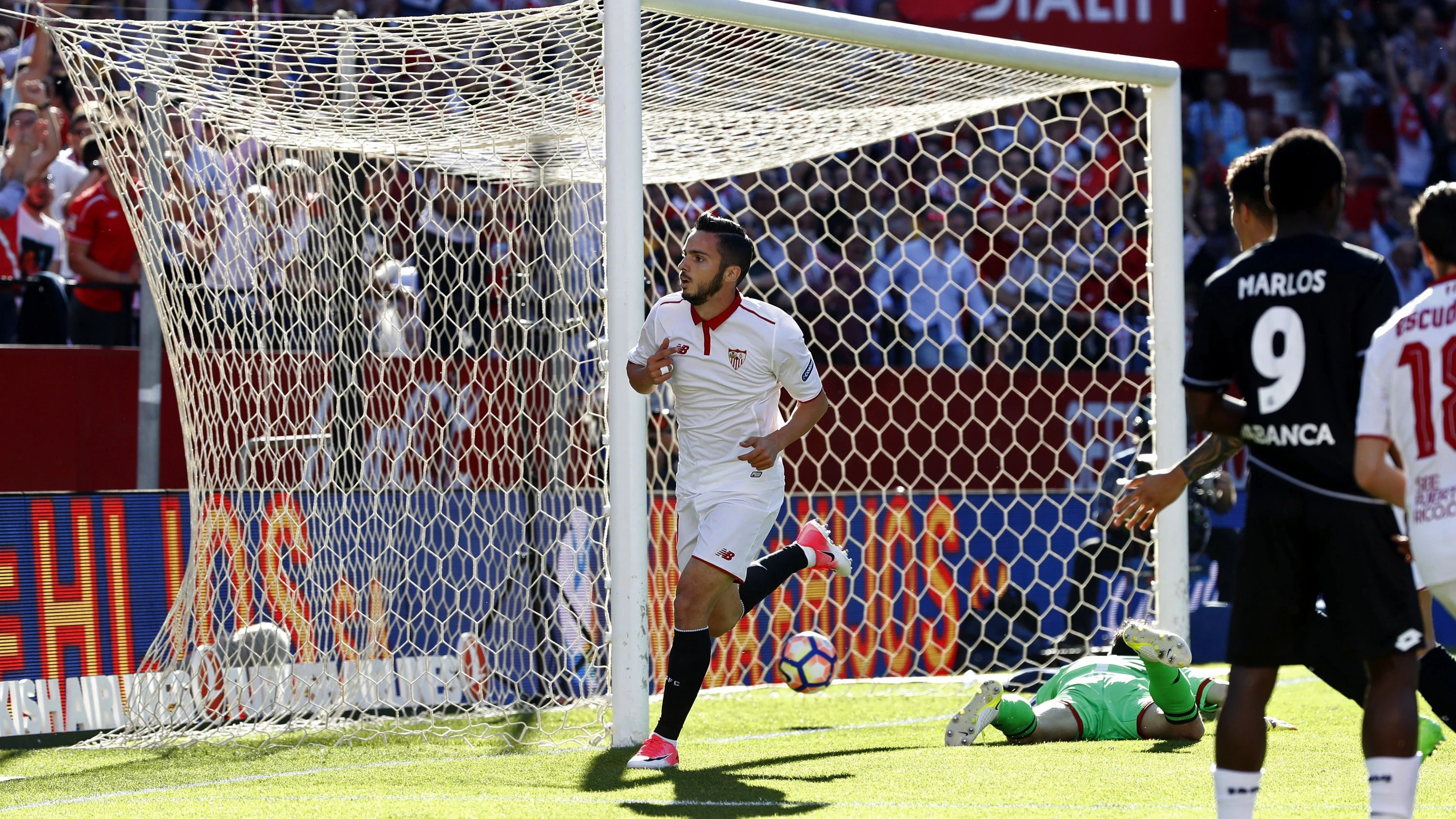 Pablo Sarabia celebra uno de sus goles con el Sevilla