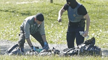 La policía francesa observa las armas encontradas en uno de los zulos cuya localización ha sido facilitada por ETA en la localidad de Saint Pee sur Nivelle, al sur de Francia