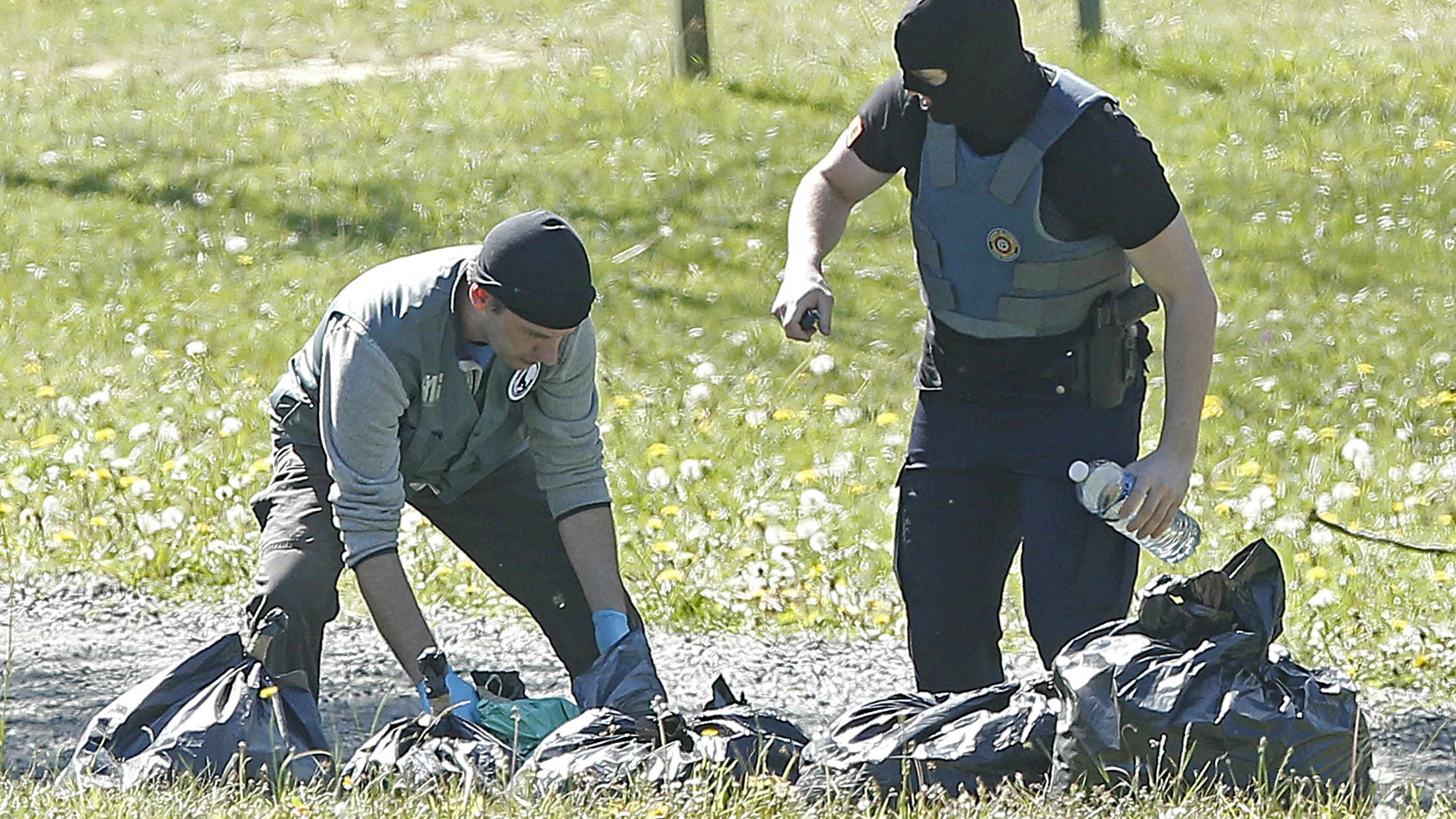 La policía francesa observa las armas encontradas en uno de los zulos cuya localización ha sido facilitada por ETA en la localidad de Saint Pee sur Nivelle, al sur de Francia