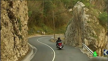 Es una de las carreteras más bellas del mundo pero es también muy peligrosa.