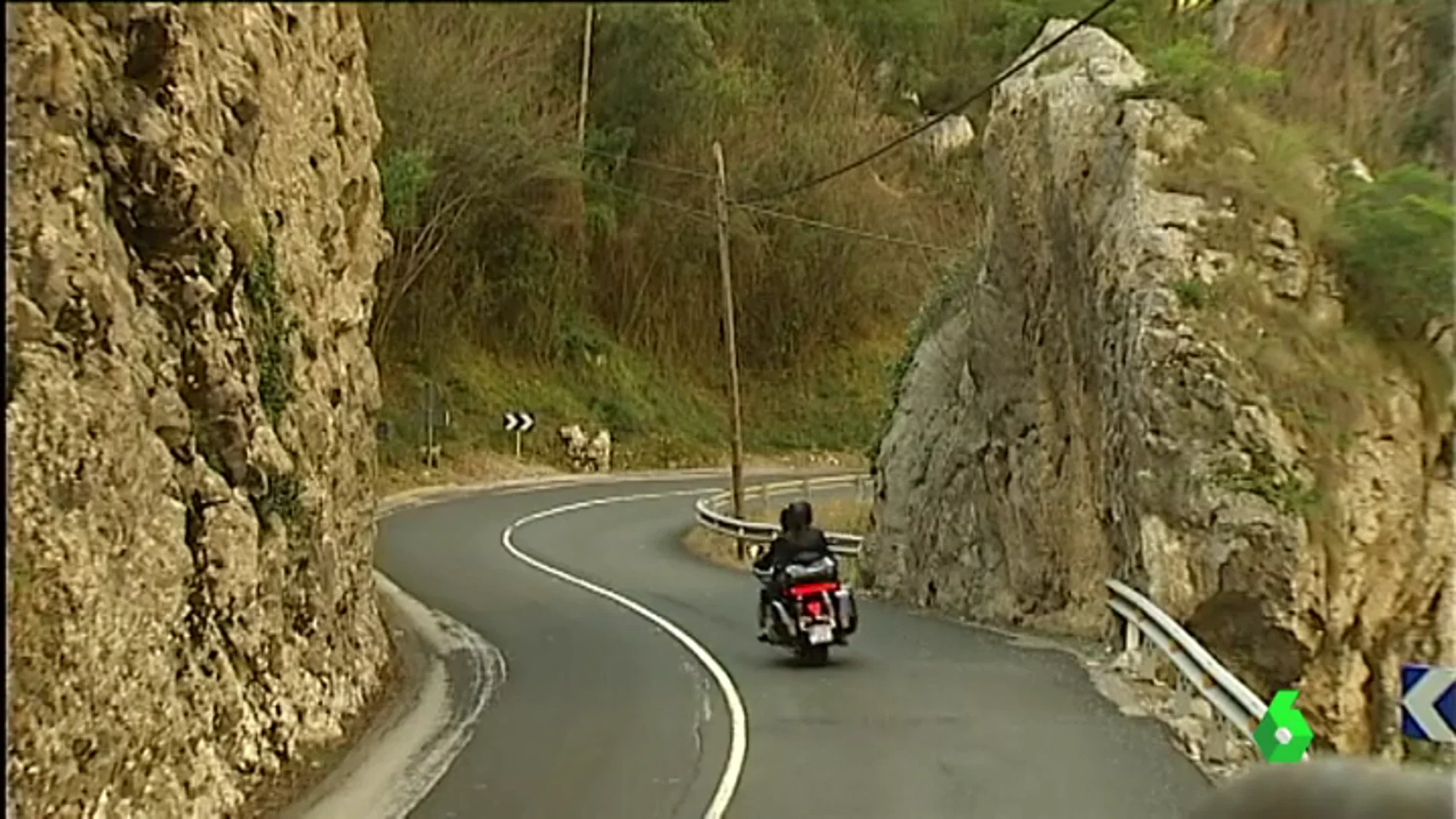 Es una de las carreteras más bellas del mundo pero es también muy peligrosa.