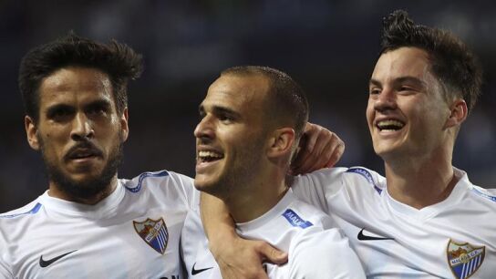 Sandro celebra con sus compa&ntilde;eros su gol al FC Barcelona.