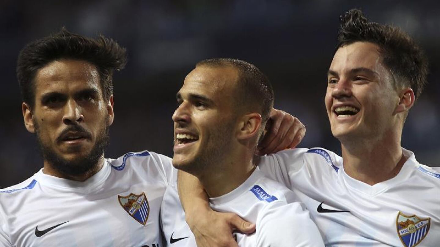 Sandro celebra con sus compa&ntilde;eros su gol al FC Barcelona.