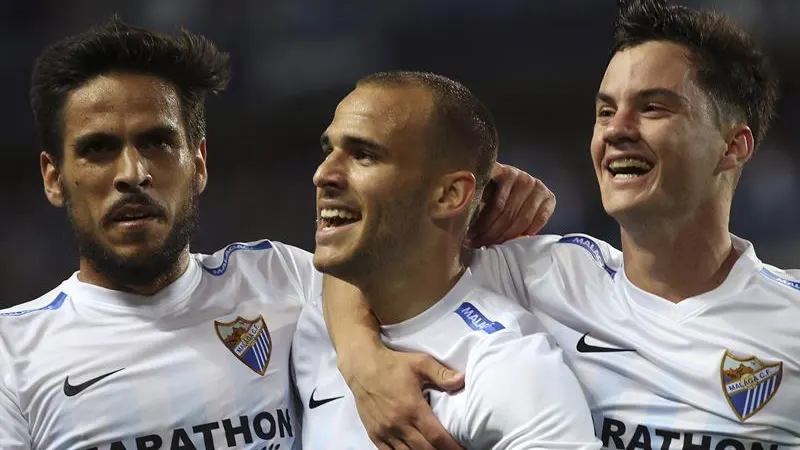 Sandro celebra con sus compañeros su gol al FC Barcelona.