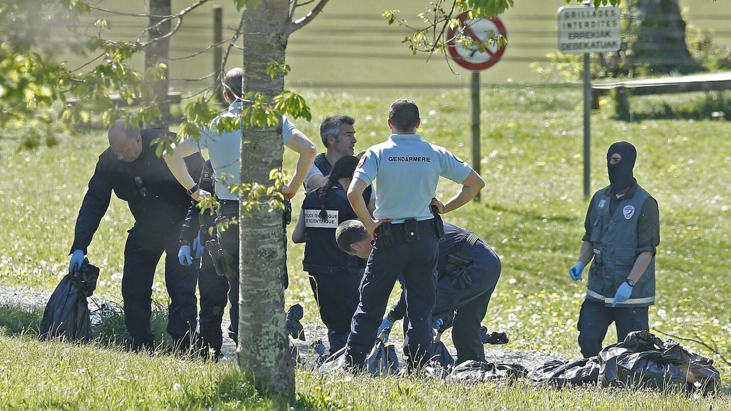 La polic&iacute;a francesa observan las armas encontradas en uno de los zulos cuya localizaci&oacute;n ha sido facilitada por ETA en la localidad de Saint Pee sur Nivelle, al sur de Francia