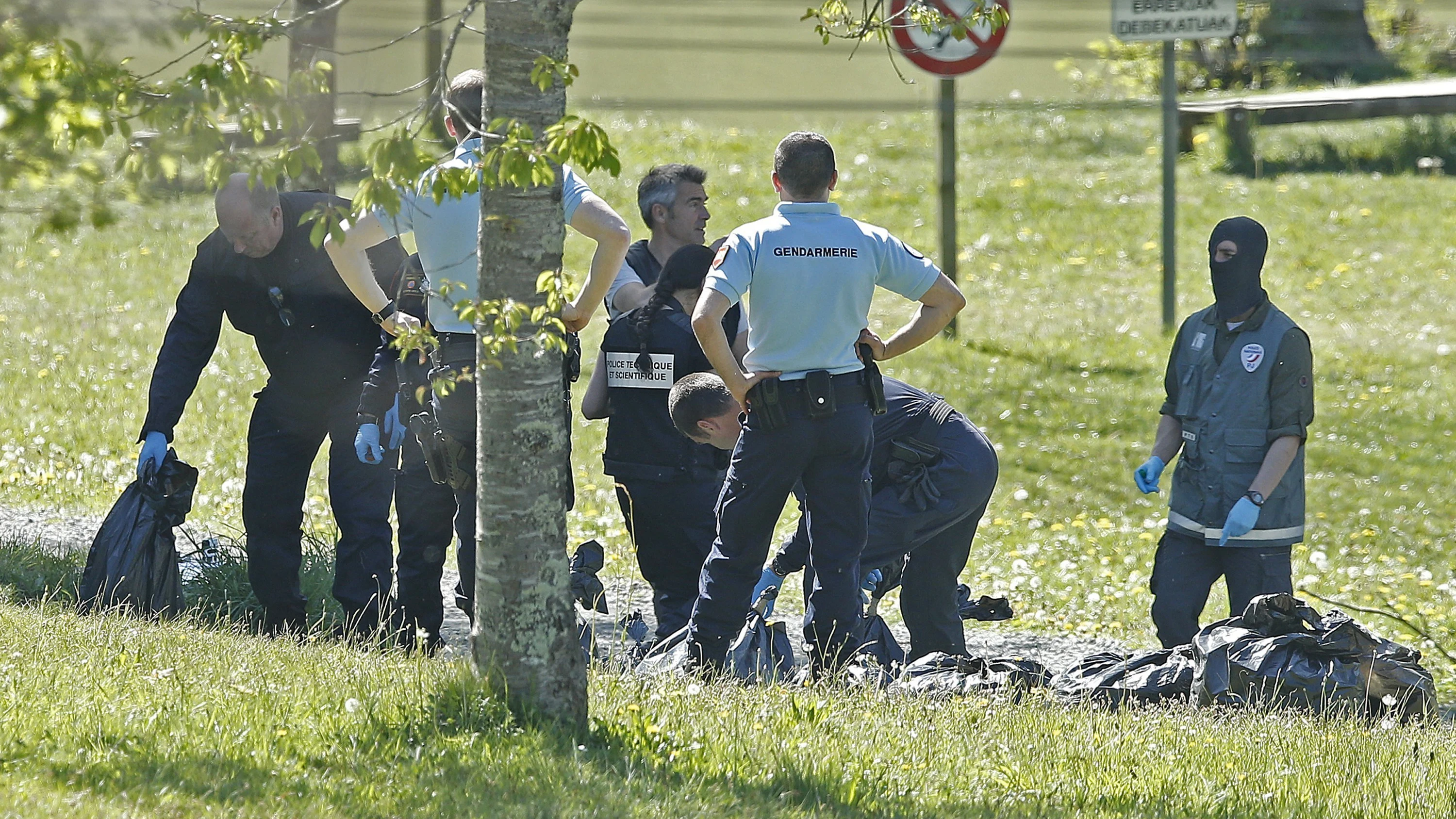 La policía francesa observan las armas encontradas en uno de los zulos cuya localización ha sido facilitada por ETA en la localidad de Saint Pee sur Nivelle, al sur de Francia