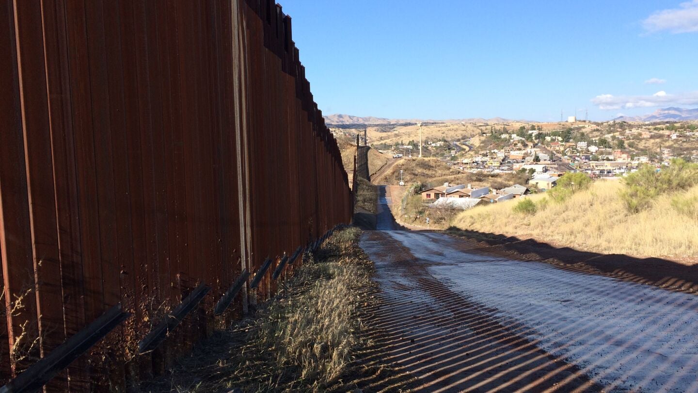 Imagen de la valla fronteriza entre EEUU y M&eacute;xico