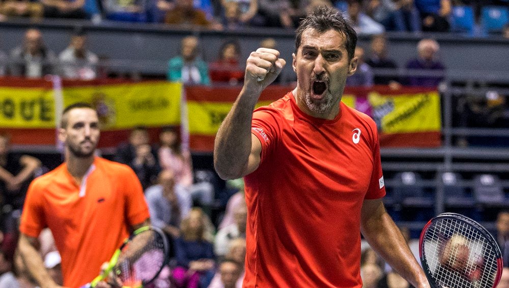 Los serbios Nenad Zimonjic y Viktor Troicki celebran un punto en la Copa Davis