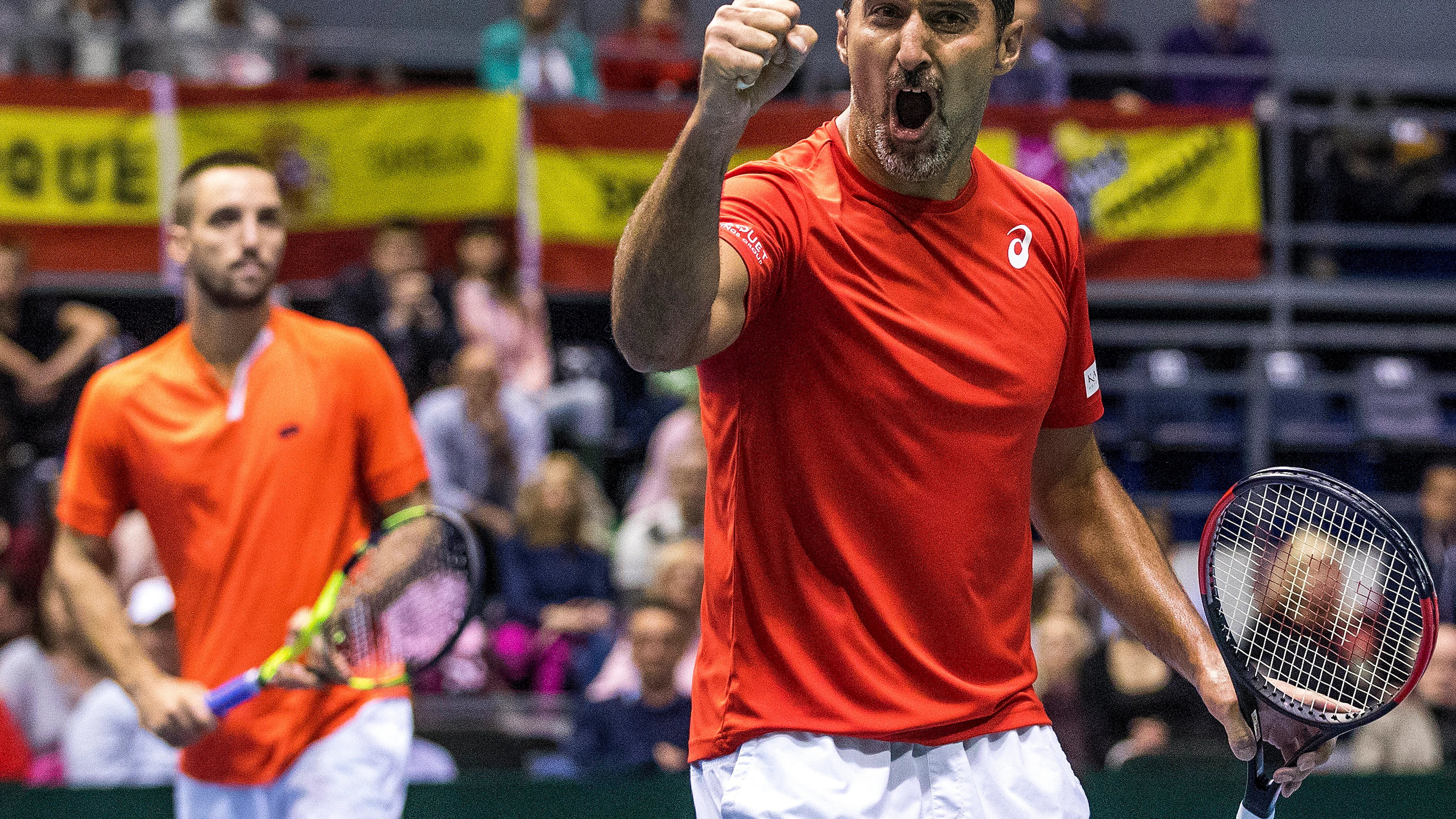 Los serbios Nenad Zimonjic y Viktor Troicki celebran un punto en la Copa Davis