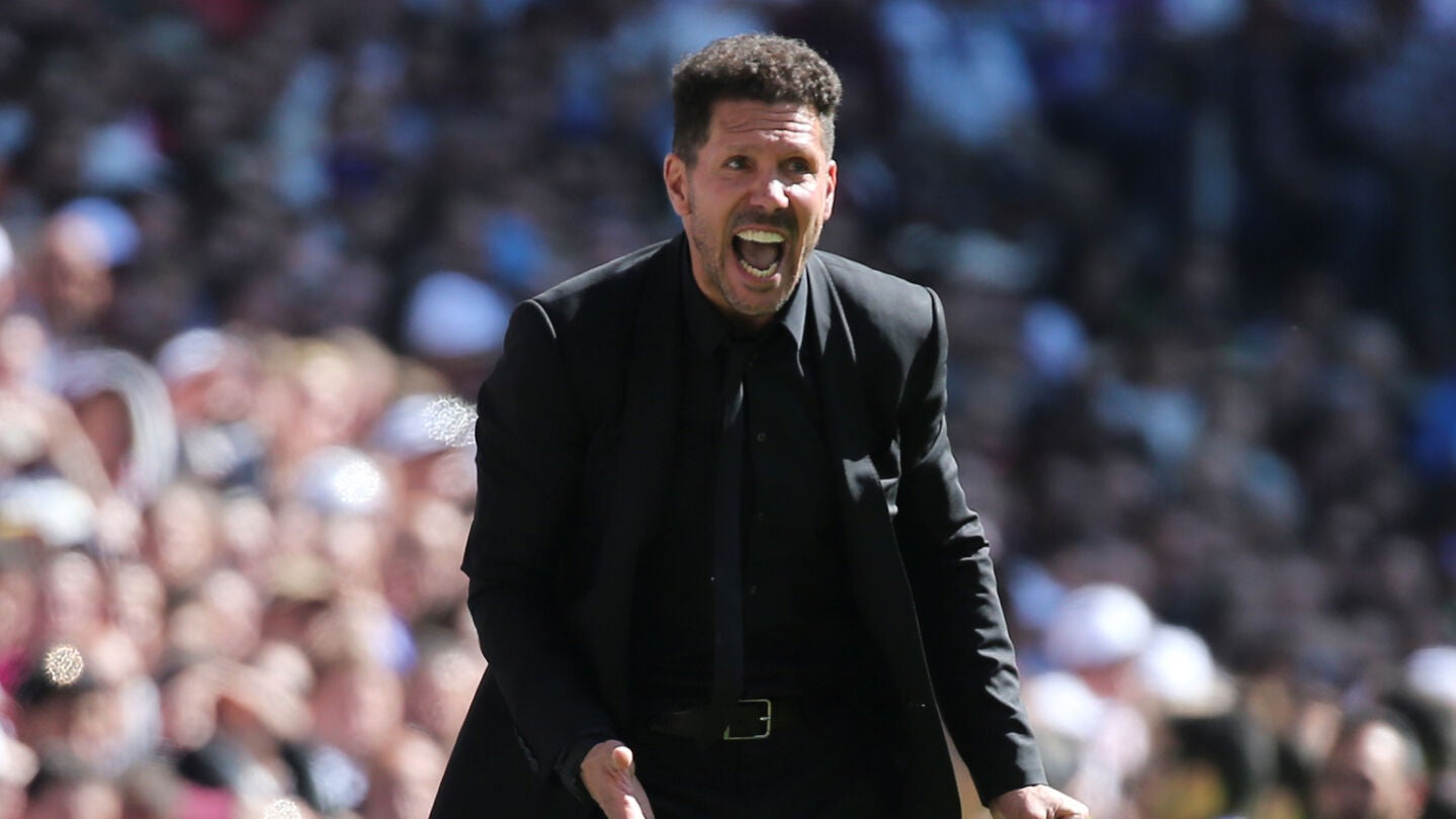 Simeone da &oacute;rdenes a los jugadores del Atl&eacute;tico durante el partido