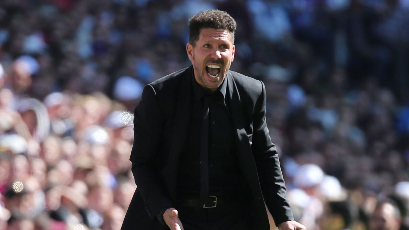 Simeone da &oacute;rdenes a los jugadores del Atl&eacute;tico durante el partido
