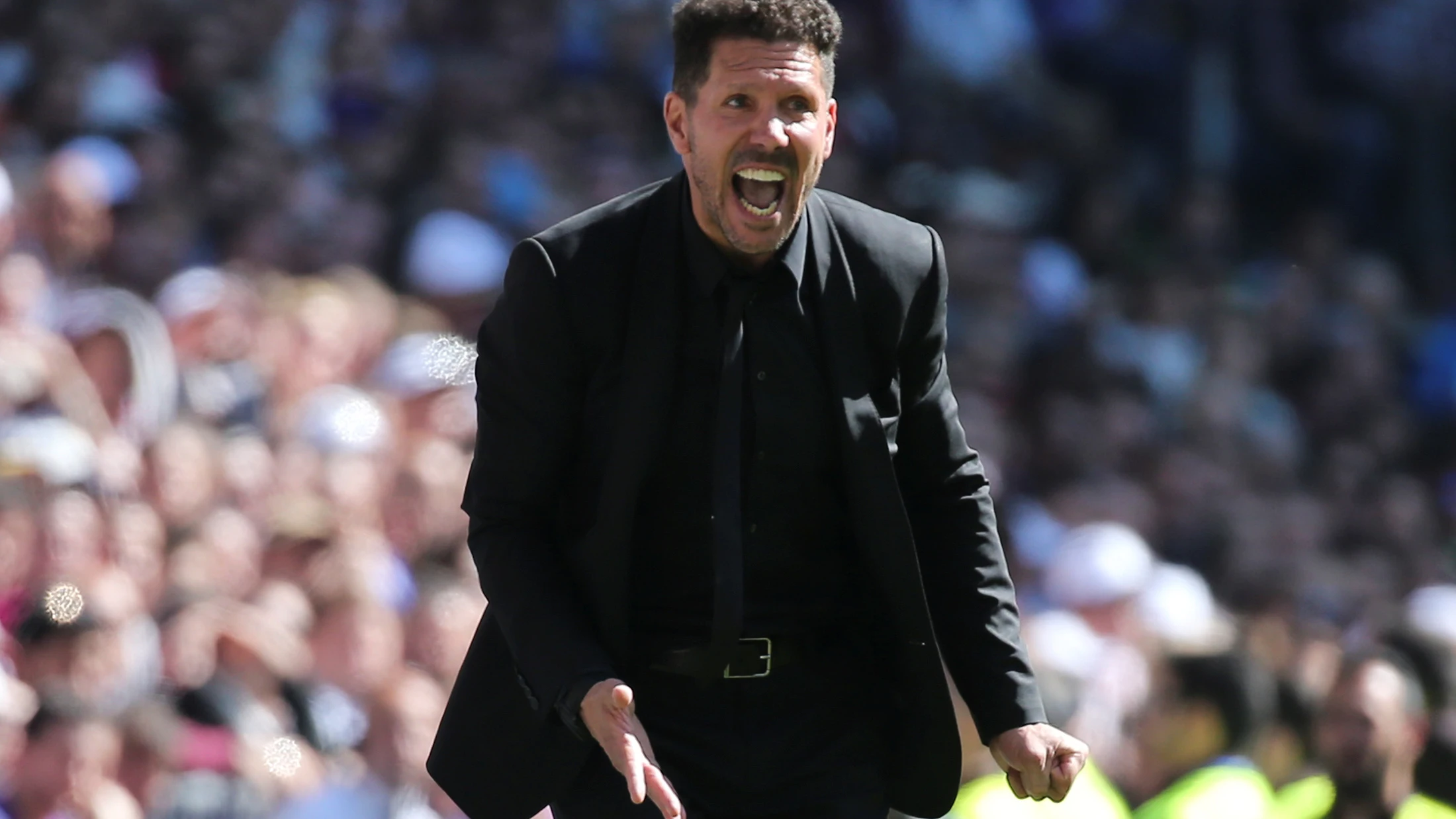 Simeone da &oacute;rdenes a los jugadores del Atl&eacute;tico durante el partido