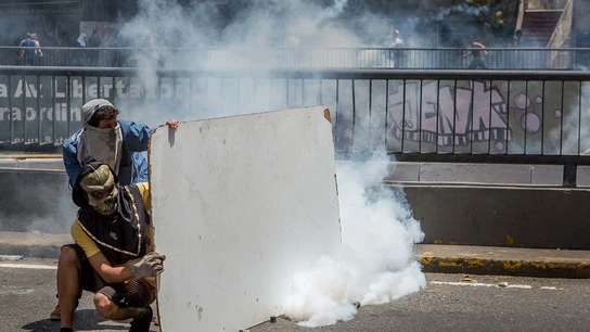 Violentos enfrentamientos entre los manifestantes y la policía en Venezuela Violentos enfrentamientos entre los manifestantes y la policía en Venezuela