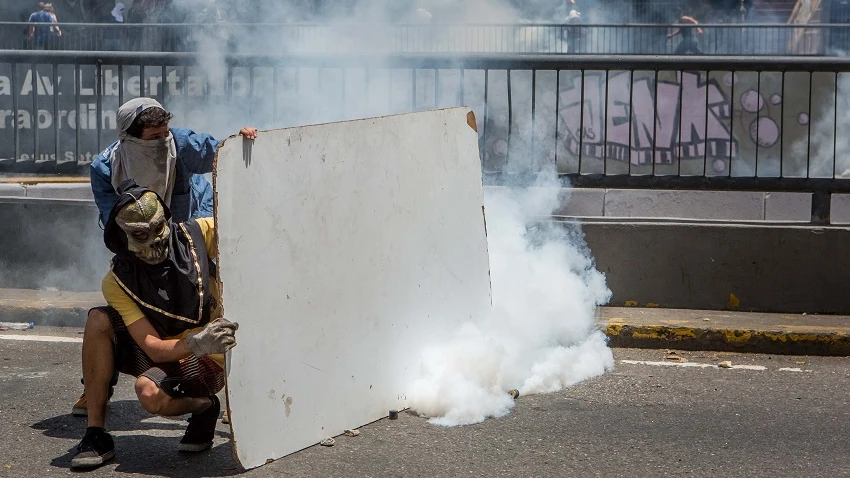 Violentos enfrentamientos entre los manifestantes y la policía en Venezuela