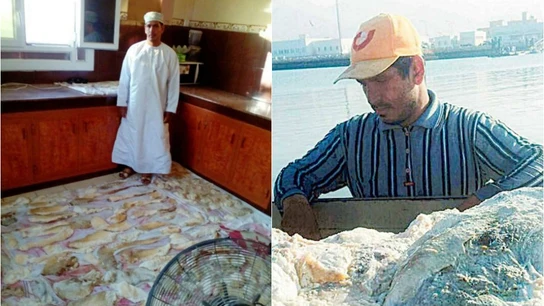 Jalid al Sinani junto al vómito de cachalote Jalid al Sinani junto al vómito de cachalote