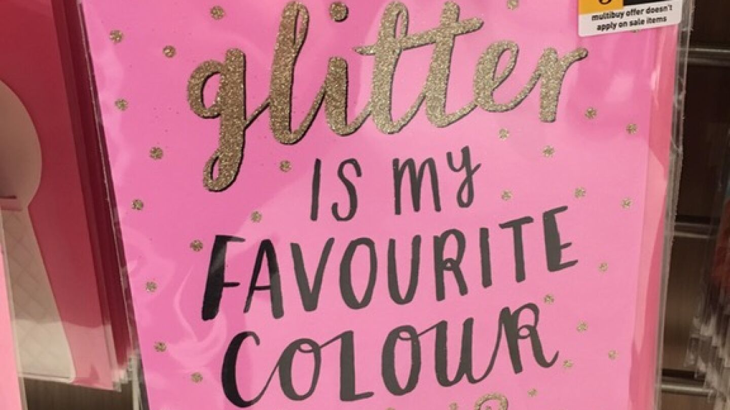 El mensaje que nadie esperaba en la pol&eacute;mica tarjeta de felicitaci&oacute;n: "Glitter is my favourite colour"