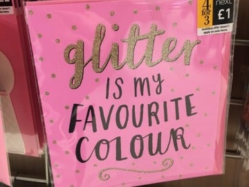 El mensaje que nadie esperaba en la polémica tarjeta de felicitación: "Glitter is my favourite colour" El mensaje que nadie esperaba en la polémica tarjeta de felicitación: "Glitter is my favourite colour"
