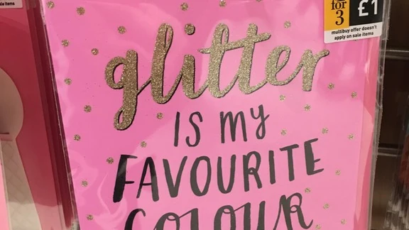 El mensaje que nadie esperaba en la polémica tarjeta de felicitación: "Glitter is my favourite colour"