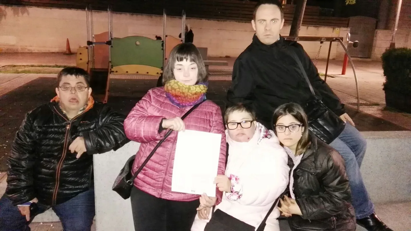 Algunos de los jóvenes vetados en el pub Algunos de los jóvenes vetados en el pub