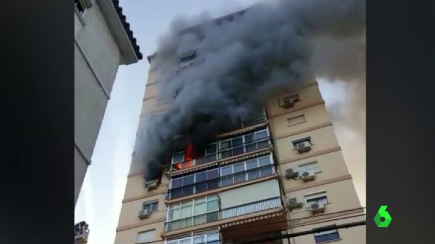 Frame 0.57896 de: El angustioso rescate de una anciana atrapada en el incendio de su vivienda en M&aacute;laga