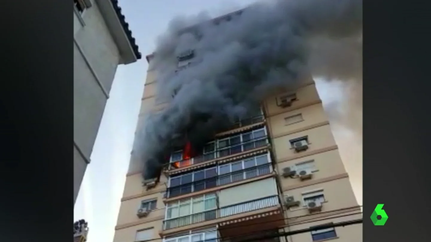 Frame 0.57896 de: El angustioso rescate de una anciana atrapada en el incendio de su vivienda en Málaga Frame 0.57896 de: El angustioso rescate de una anciana atrapada en el incendio de su vivienda en Málaga