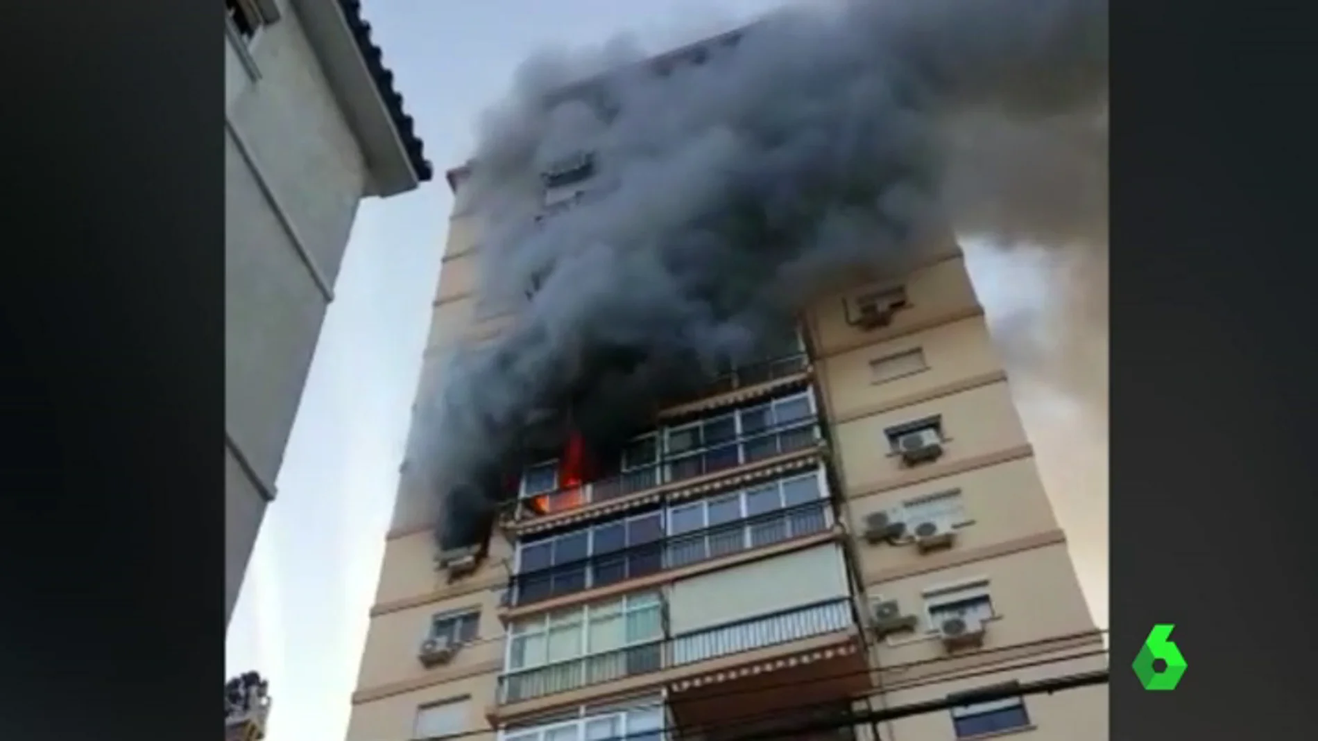 Frame 0.57896 de: El angustioso rescate de una anciana atrapada en el incendio de su vivienda en Málaga