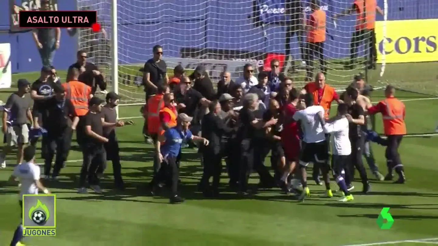 Violencia fútbol Ultras saltaron al campo