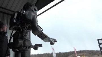 FEDOR, el robot creado por Rusia que puede disparar con dos manos