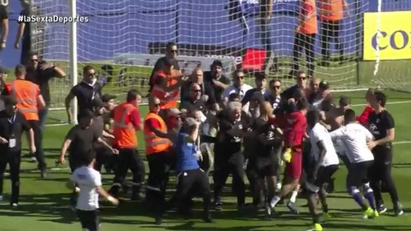 Aficionados del Bastia agrediendo a jugadores del Lyon Aficionados del Bastia agrediendo a jugadores del Lyon