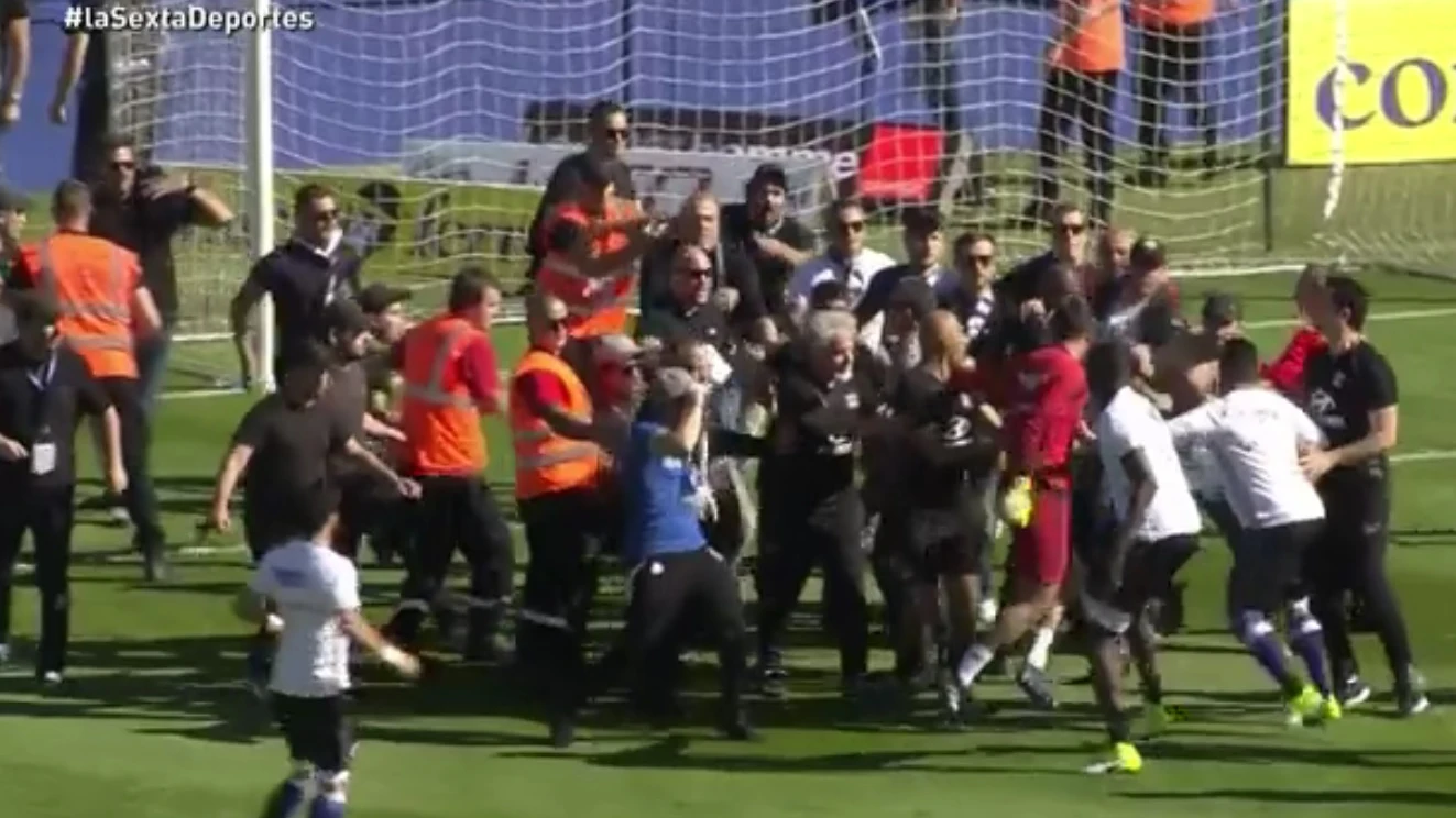Aficionados del Bastia agrediendo a jugadores del Lyon Aficionados del Bastia agrediendo a jugadores del Lyon