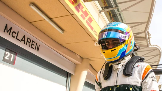 Fernando Alonso, tras su casco Fernando Alonso, tras su casco