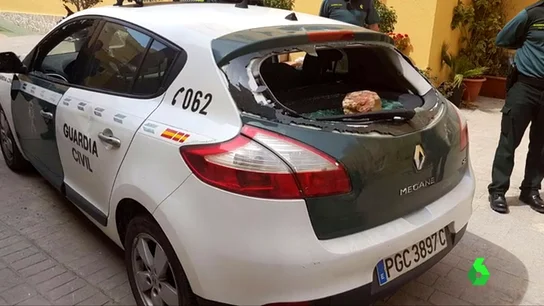 Frame 0.819638 de: pedradas guardia civil Frame 0.819638 de: pedradas guardia civil