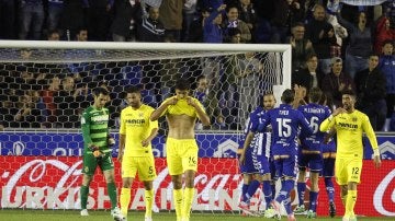 Los jugadores del Alavés celebran su primer gol ante el Villarreal