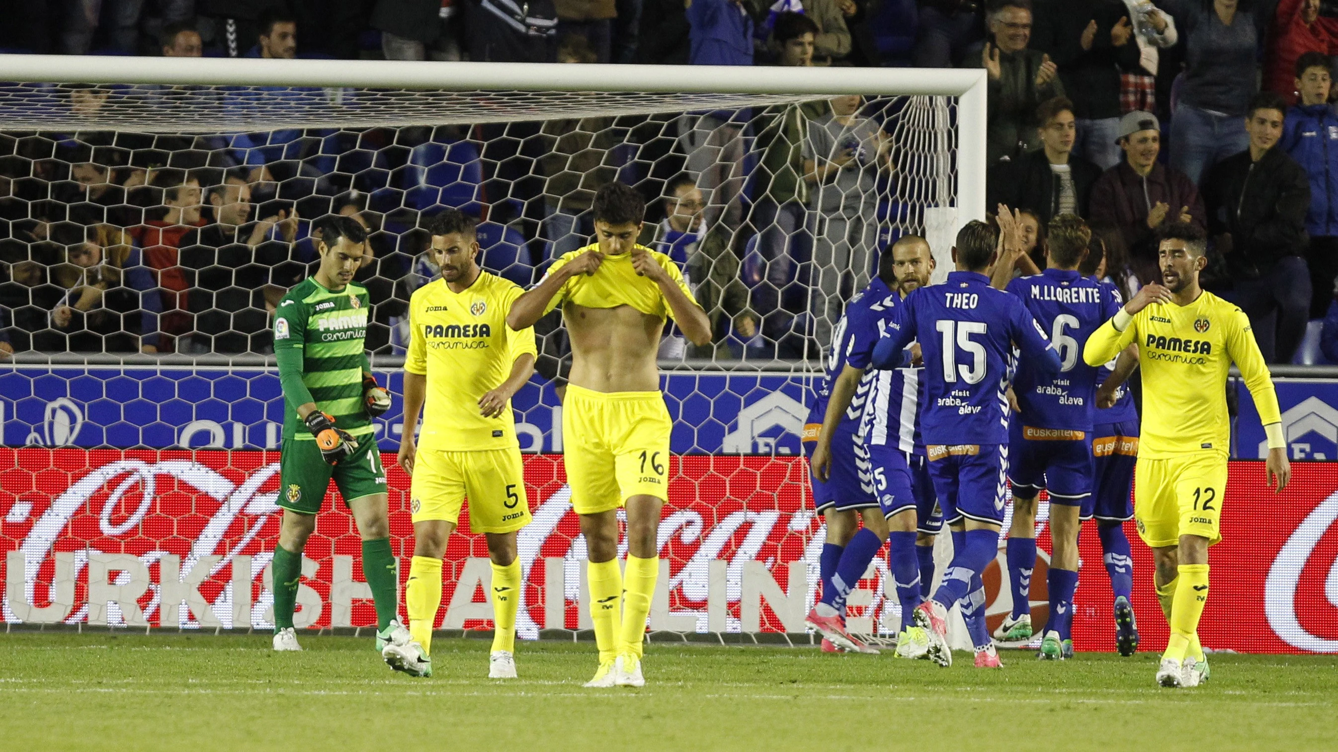 Los jugadores del Alavés celebran su primer gol ante el Villarreal