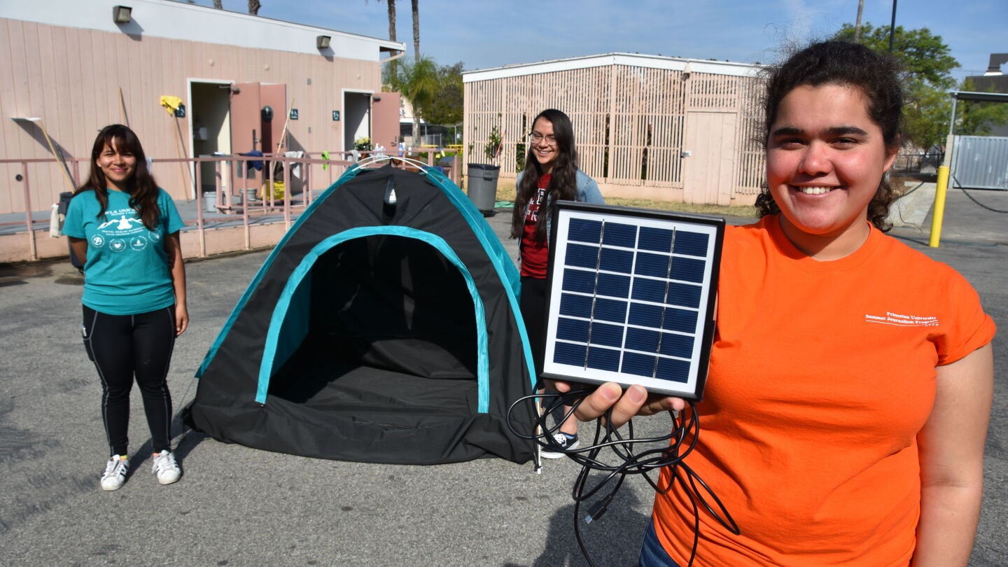Tienda de campa&ntilde;a energ&iacute;a solar
