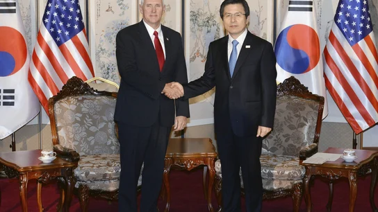 Pence visita la zona desmilitarizada que separa a las dos Coreas Pence visita la zona desmilitarizada que separa a las dos Coreas