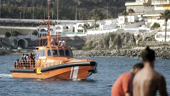 Rescate a una patera con 28 ocupantes Rescate a una patera con 28 ocupantes