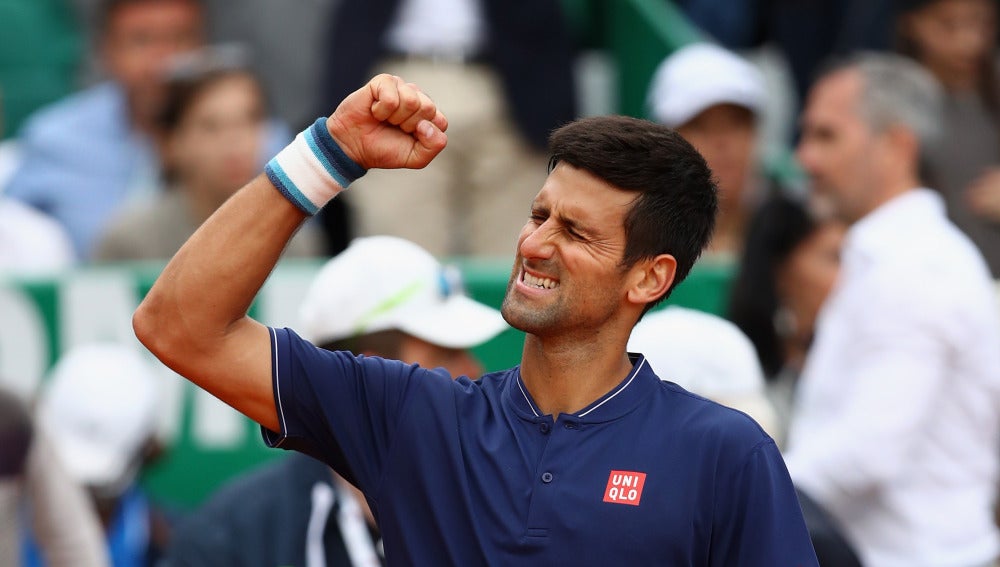 Novak Djokovic celebra su victoria ante Gilles Simon