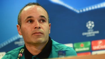 Andrés Iniesta, ante los medios en rueda de prensa