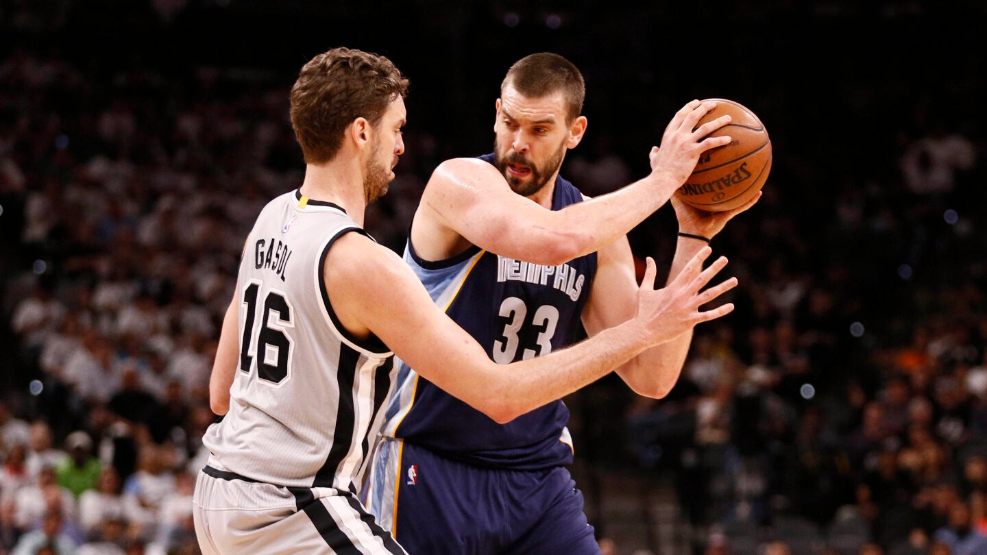 Pau defiende a su hermano Marc con el bal&oacute;n