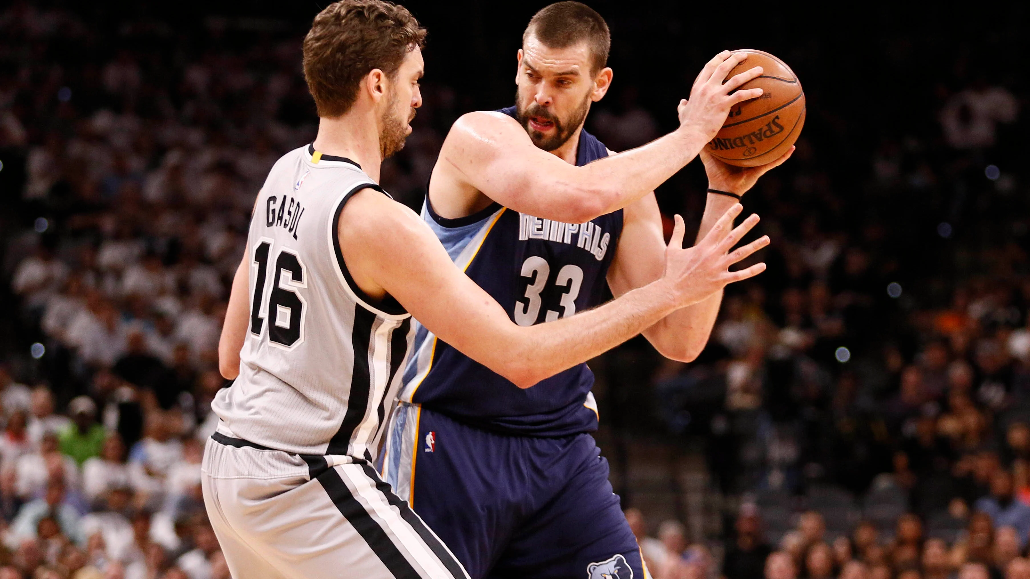 Pau defiende a su hermano Marc con el balón Pau defiende a su hermano Marc con el balón