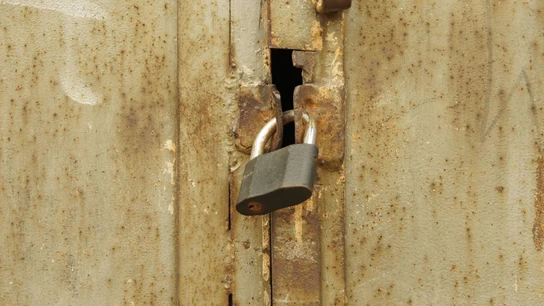 Imagen de archivo de una puerta con un candado Imagen de archivo de una puerta con un candado