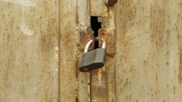 Imagen de archivo de una puerta con un candado