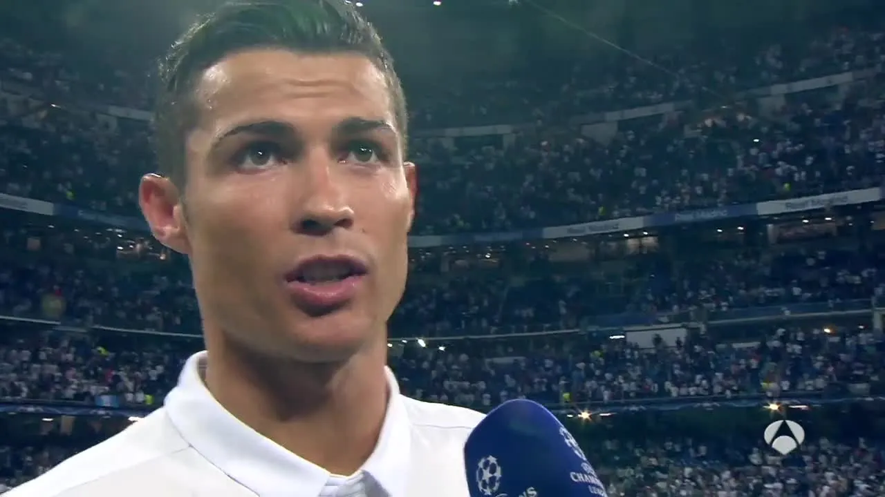 Cristiano Ronaldo atiende a Susana Guasch