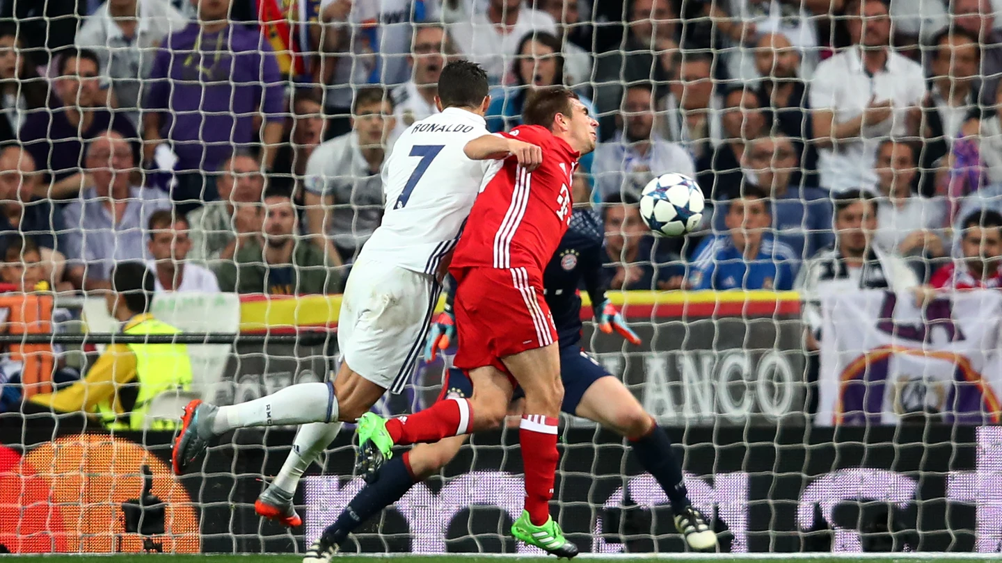 Cristiano Ronaldo marca de cabeza ante Neuer Cristiano Ronaldo marca de cabeza ante Neuer
