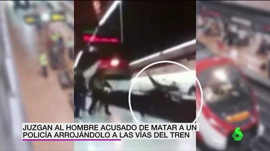 Frame 3.975047 de: Juzgan al hombre acusado de matar a un policía arrojándolo a las vías del tren Frame 3.975047 de: Juzgan al hombre acusado de matar a un policía arrojándolo a las vías del tren
