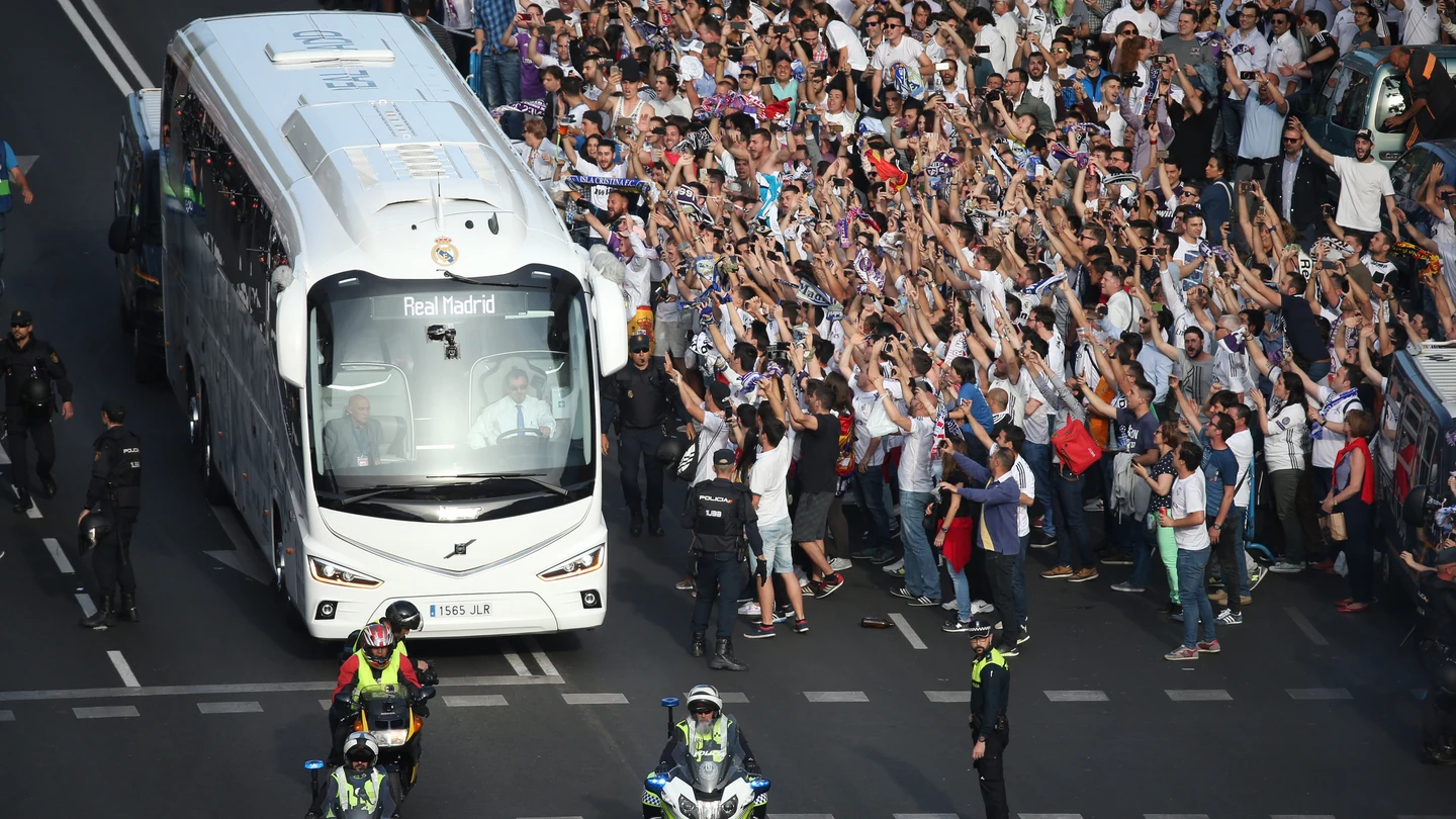 La afición del Real Madrid, recibiendo al equipo antes del partido contra el Bayern La afición del Real Madrid, recibiendo al equipo antes del partido contra el Bayern