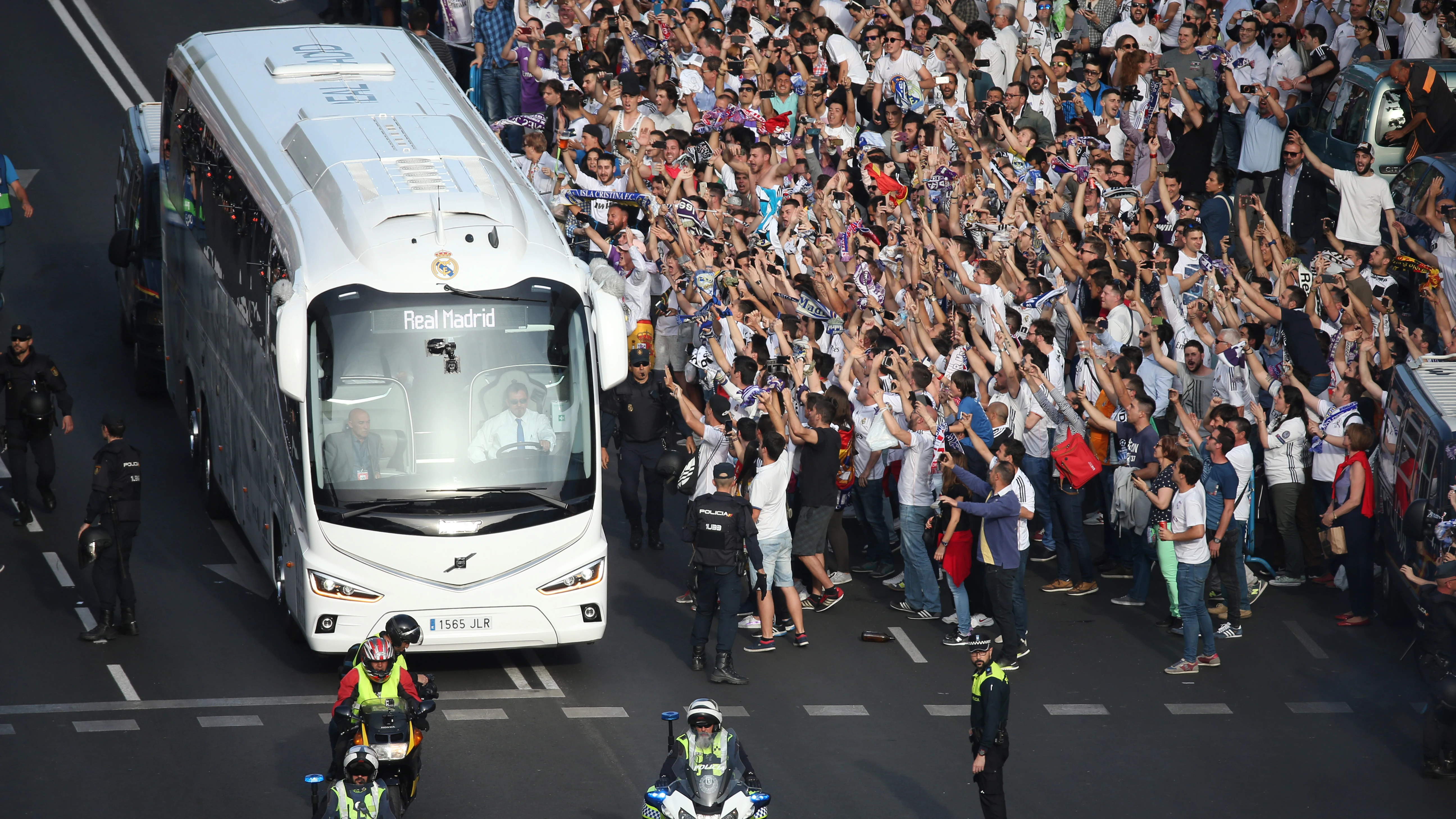 La afición del Real Madrid, recibiendo al equipo antes del partido contra el Bayern