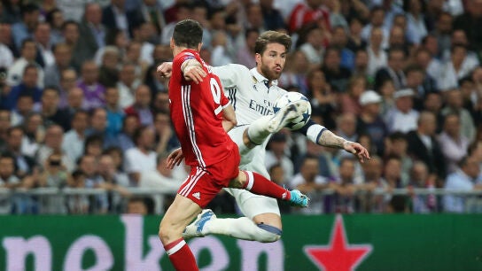 Sergio Ramos en una jugada con Lewandowski