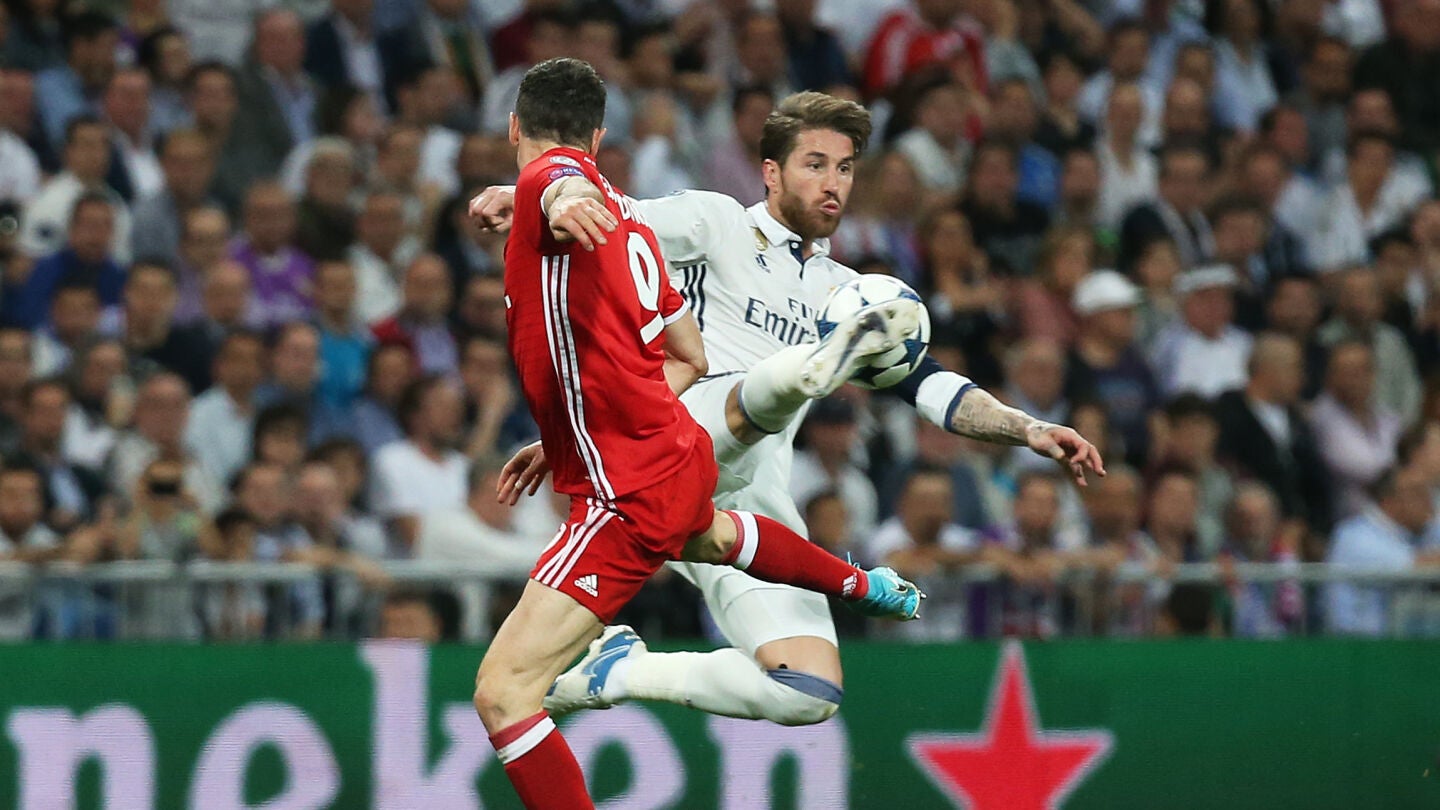 Sergio Ramos en una jugada con Lewandowski